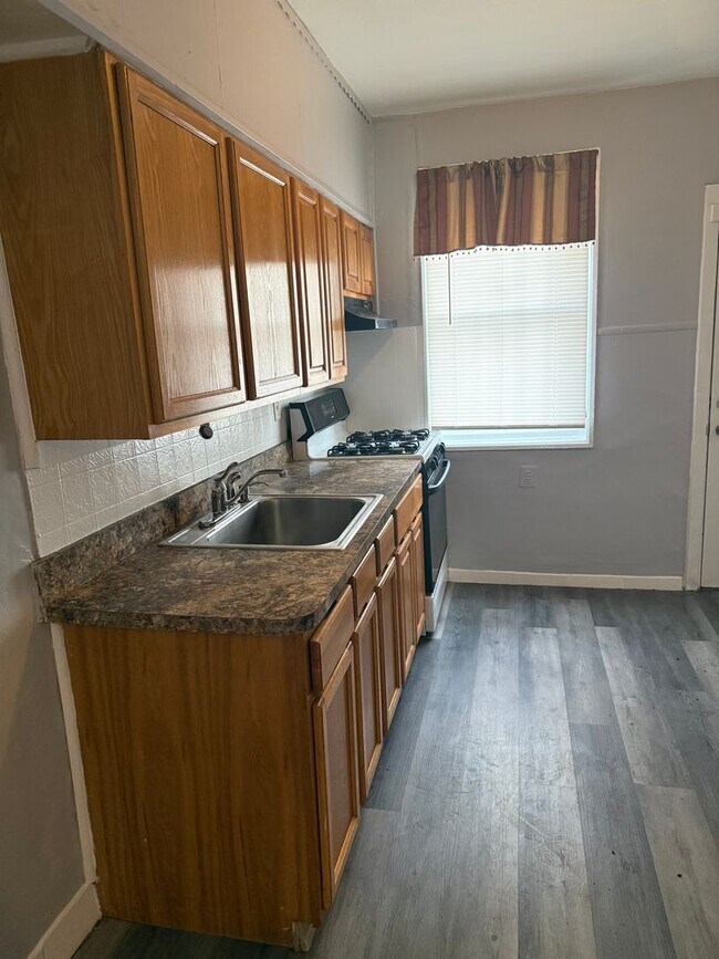 Building Photo - 3 Bedroom Home Steps to LaSalle University