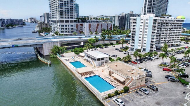 Building Photo - 1817 S Ocean Dr