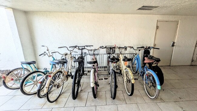 Building Photo - Seasonal/short term 2/2 condo rental with full water view on Longboat Key.