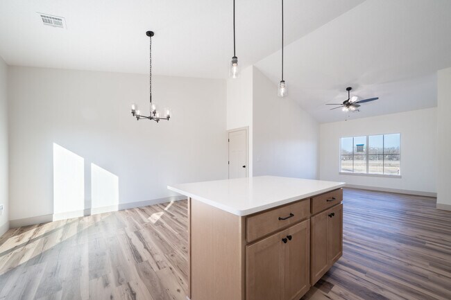 Building Photo - 753 N Gilda St