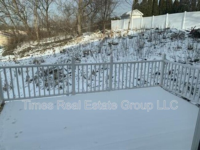 Building Photo - 436 W 5th Ave