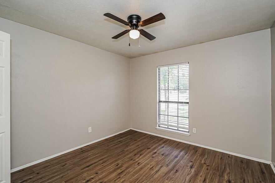 Building Photo - 4141 Yellowleaf Dr