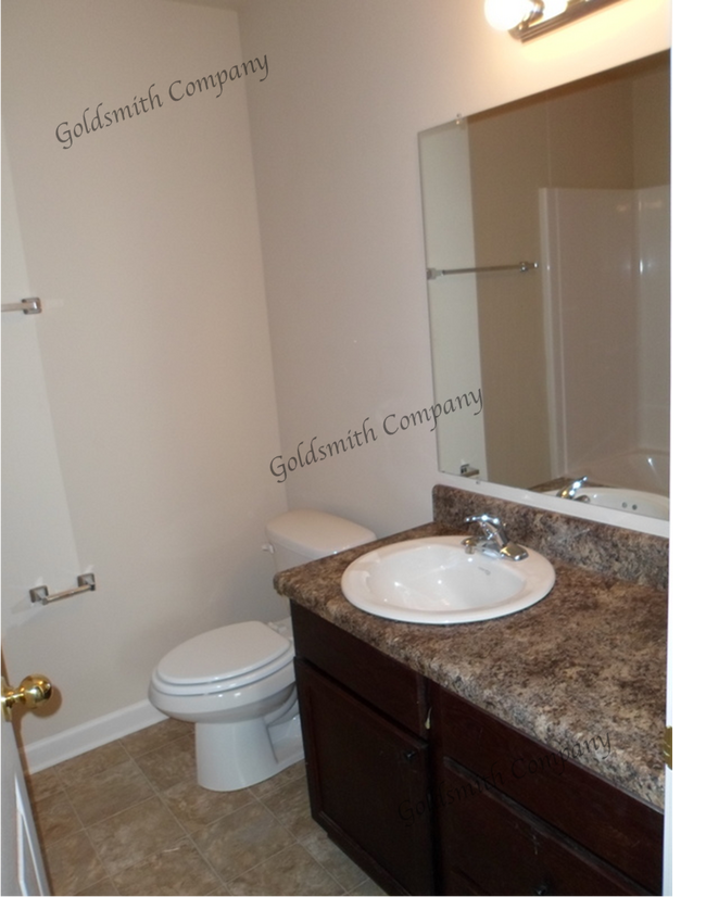 Building Photo - "Spacious 3-Bedroom Townhouse with 2.5 Bat...