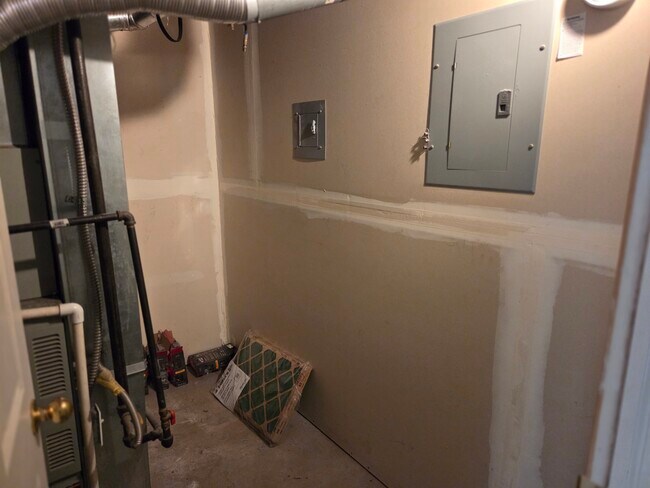 Building Photo - 212 Lyman Ln