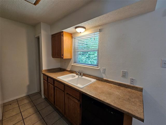 Building Photo - 10377 Country Club Dr