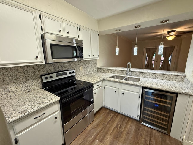 Building Photo - Move-In Special. Half off the first full month's rent with a 12-month lease.