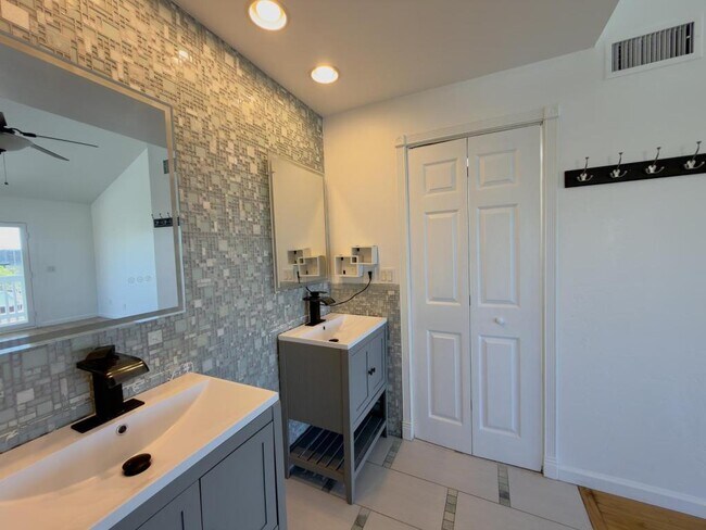 Building Photo - 731 Beryl St