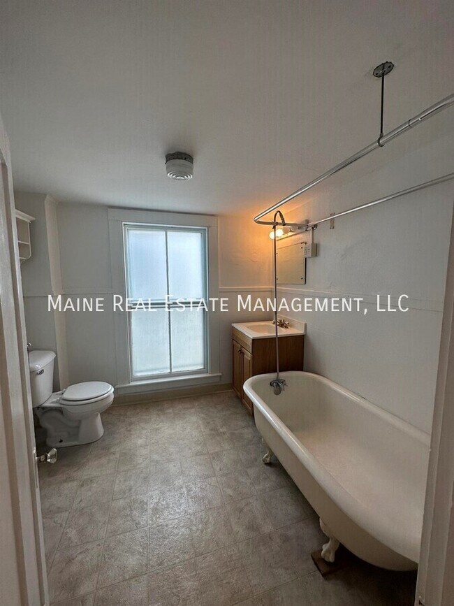 Building Photo - 200 Center St