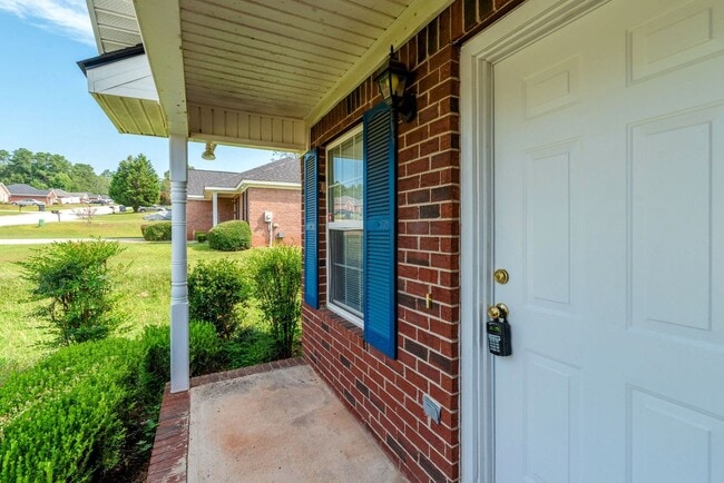 Building Photo - $1,395 - 3 bed/2 bath house for rent, fully renovated!