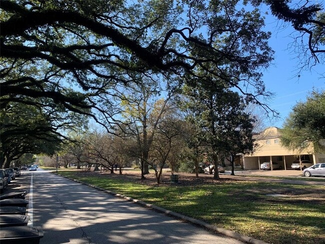 Building Photo - 820 Heights Blvd