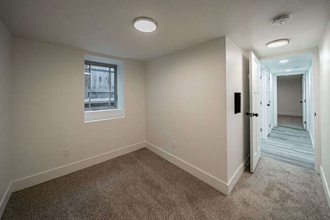 Building Photo - Lower unit renovated property near ISU.