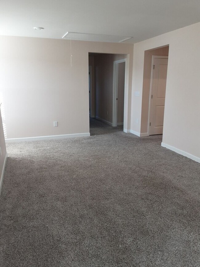 Building Photo - Don't miss out on this beautiful 5 Bedroom...