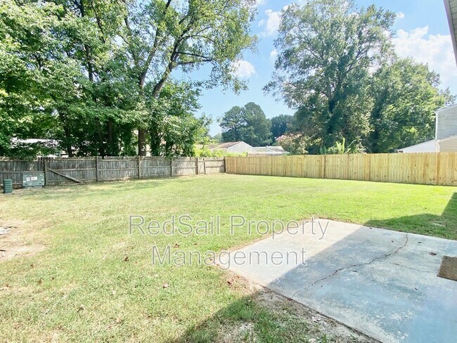 Building Photo - 709 Chatsworth Dr
