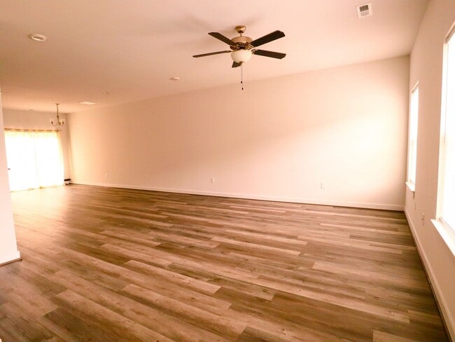 Building Photo - 3 Bed, 2 Bath Townhome with En-Suite Primary