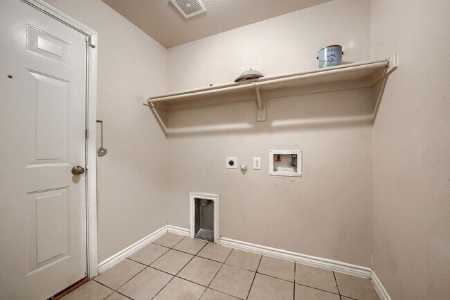 Building Photo - Stunning 5-Bedroom Home with Spacious Back...