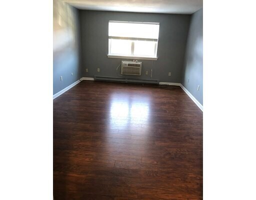 Building Photo - 8 Maple Crest Cir