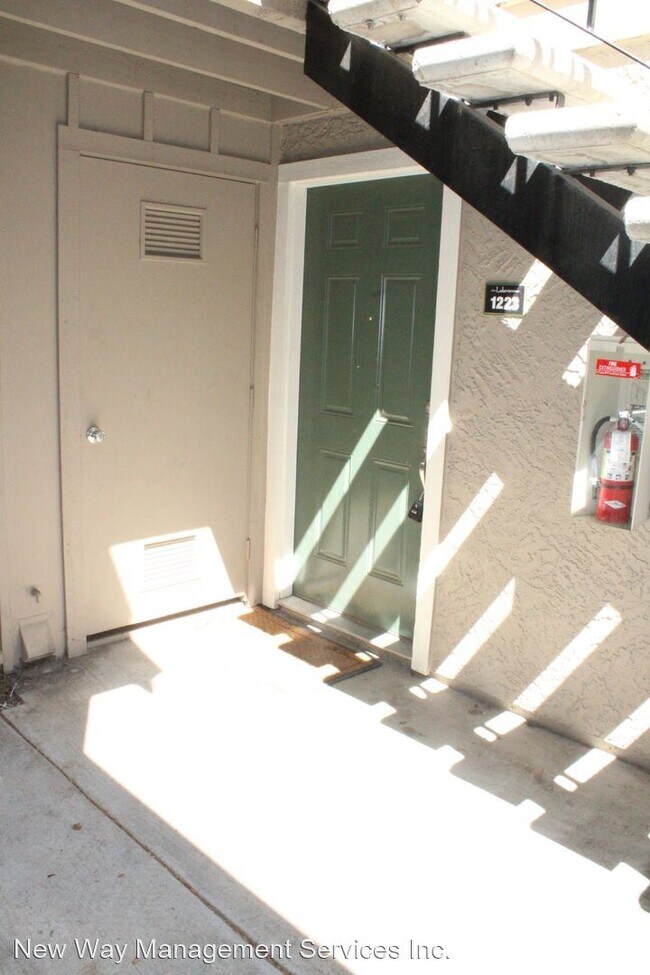 Building Photo - 2 br, 2 bath House - 1223 Lakeview Circle