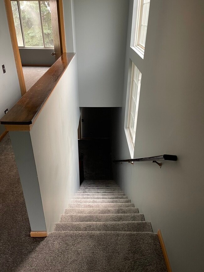 Building Photo - 703 Blossom Ct