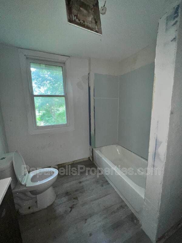 Building Photo - 327 E Stuart Ave