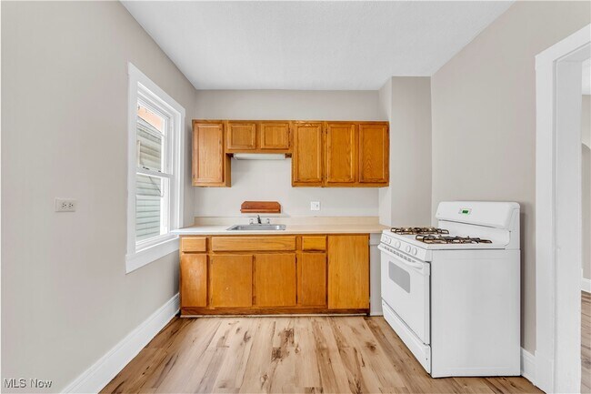 Building Photo - 2303 Montclair Ave