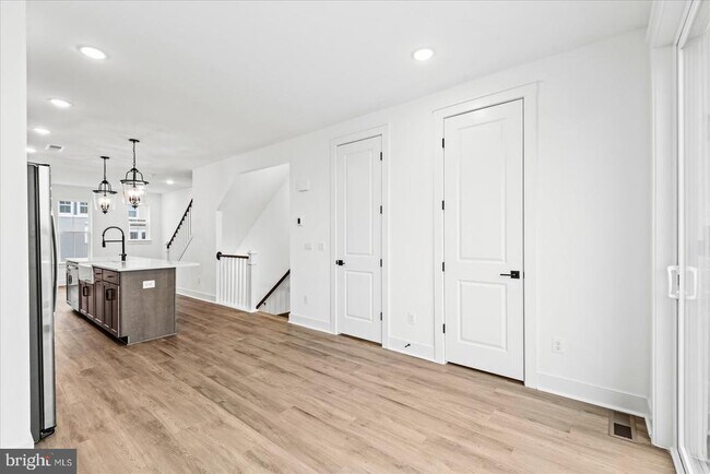 Building Photo - 9407 Pacific Elm St