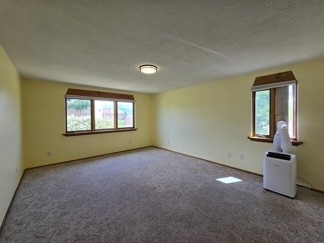 Building Photo - 19 Camerada Rd