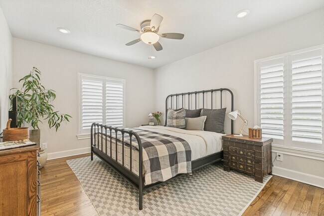 Building Photo - BEAUTIFUL FIRST FLOOR, 2-BEDROOM APARTMENT IN OLMOS PARK