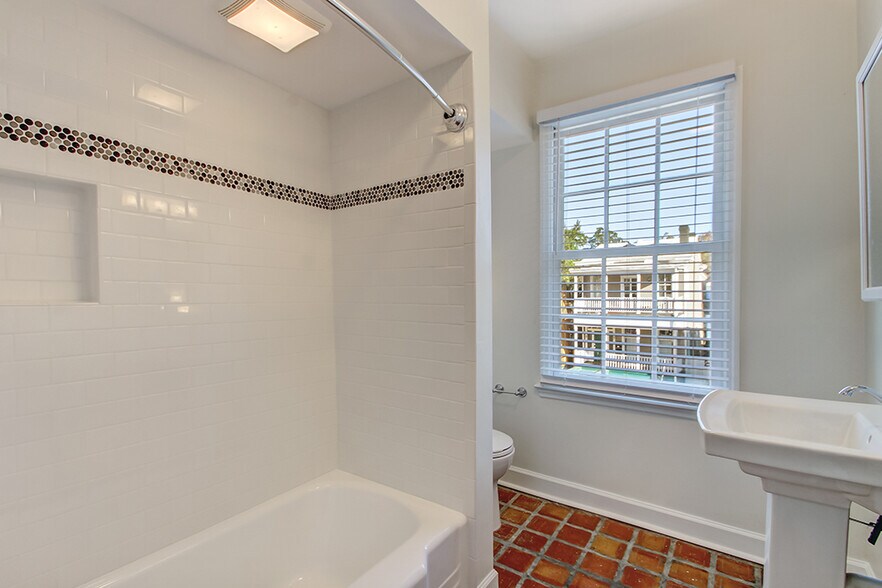 Building Photo - 303 W Henry St