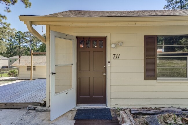 Building Photo - 711 Cherokee Dr