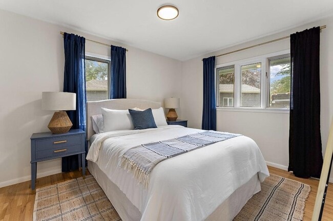 Building Photo - 1424 Vista Ln SW