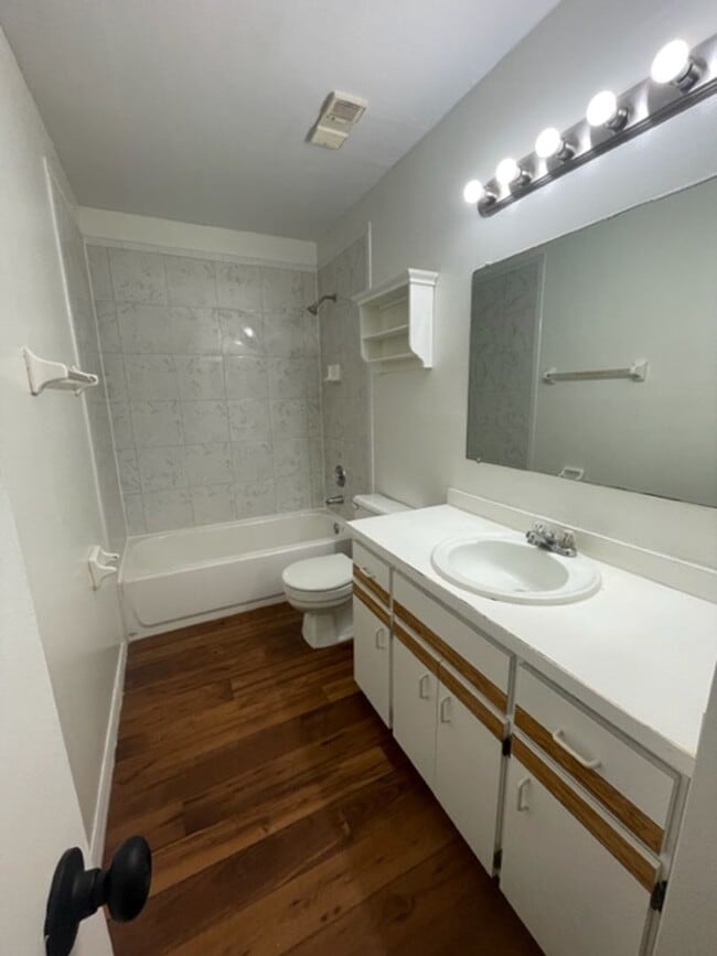 Building Photo - 313 Dirksen Dr
