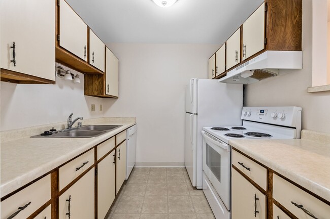 Building Photo - Upper 2 Bedroom 1.5 Bathroom Apartment  Available