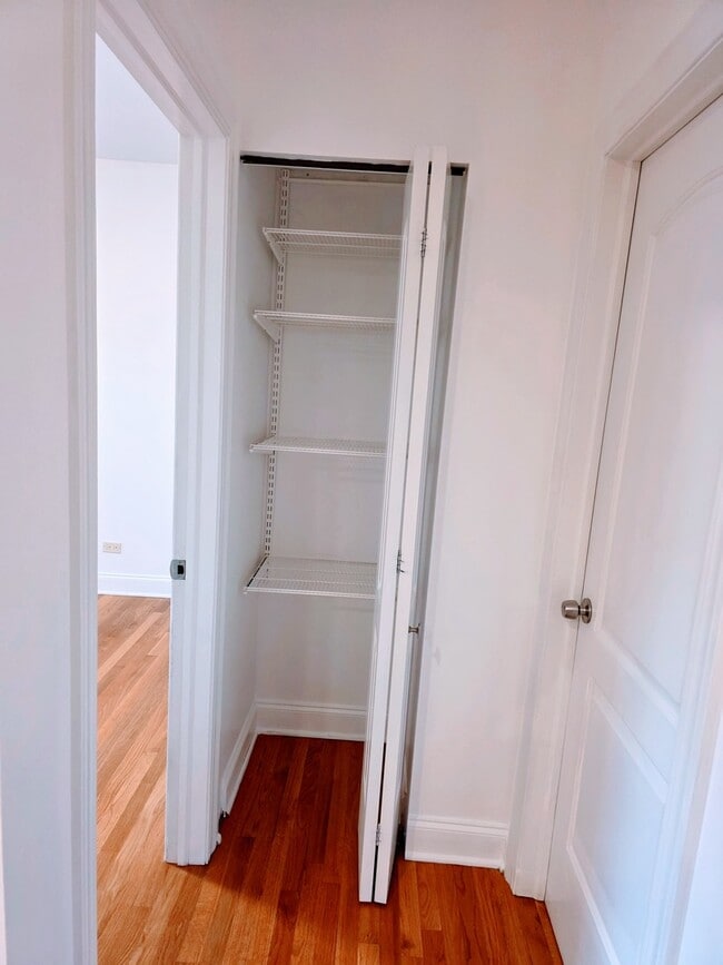 Building Photo - 2544 W Hollywood Ave