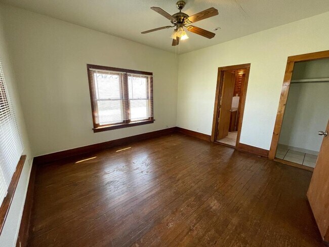 Building Photo - ADORABLE 2 BEDROOM 1 BATHROOM HOUSE IN CENTRAL NORMAN