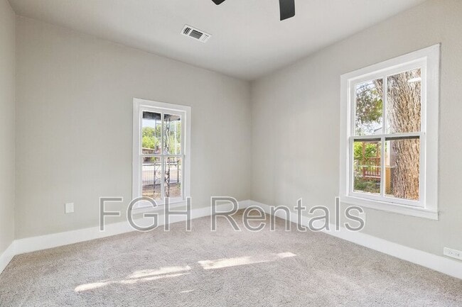 Building Photo - 2332 E Houston St