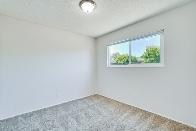 Building Photo - Spacious 3 Bedroom 2 Bath Home with 2 Car Garage and Central Air Conditioning