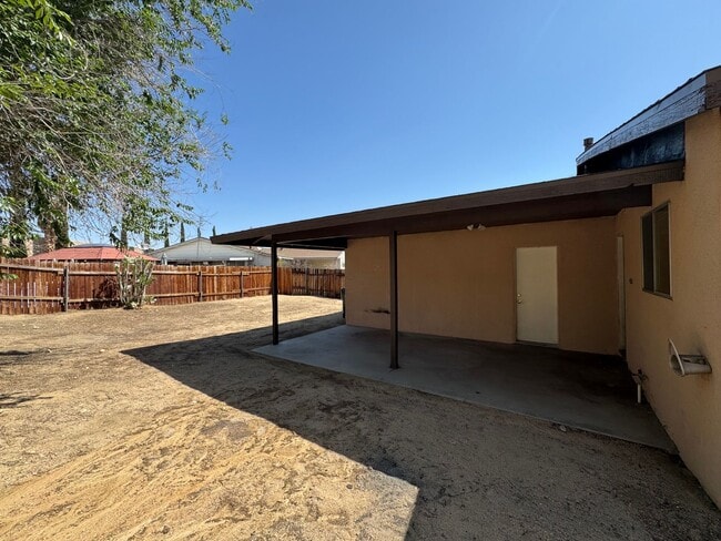 Building Photo - Victorville Home