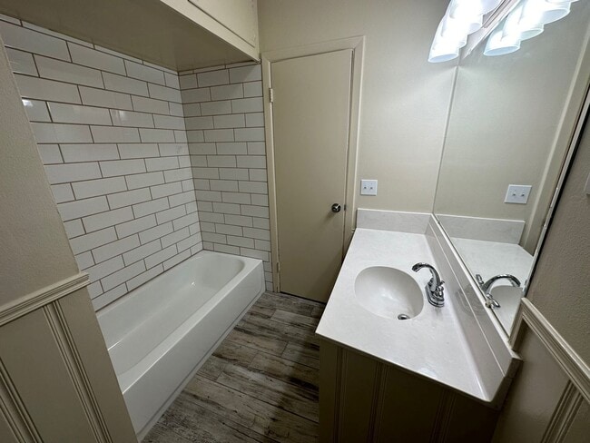 Building Photo - 1106 La Paloma St