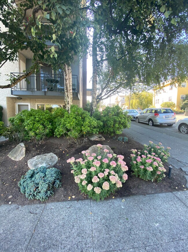 Building Photo - 465 N 45th St