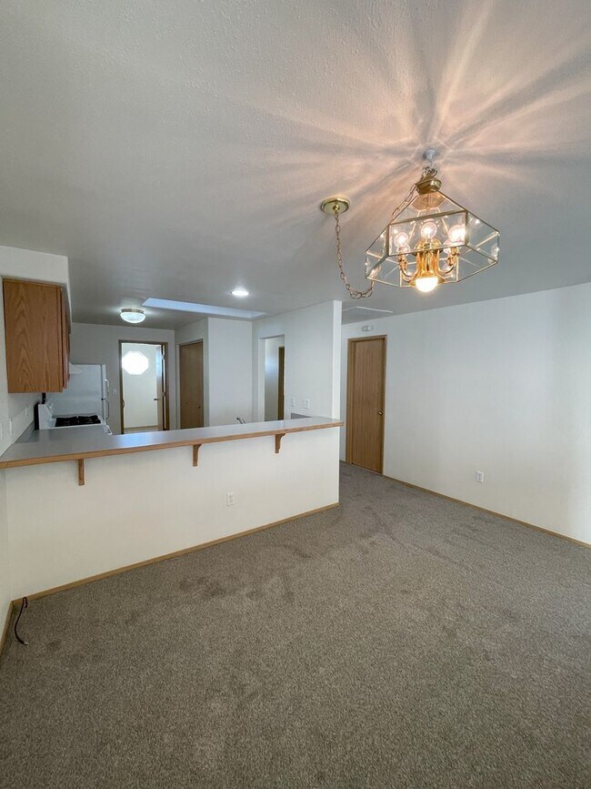 Building Photo - 5548 - 5550