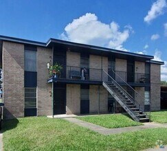 Building Photo - Spacious upstairs 2/1 close to everything!