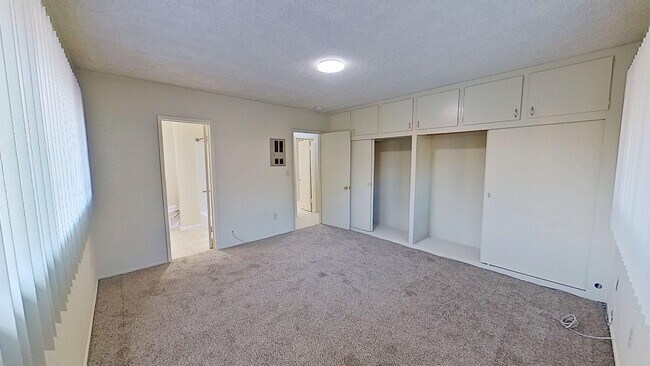 Building Photo - Lease listing - Pasadena Ave