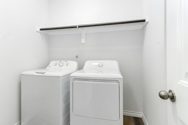 Building Photo - Modern 4 Bdrm Fort Worth Home for Rent- Zi...