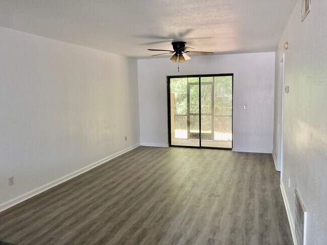 Building Photo - Centrally Located Condo