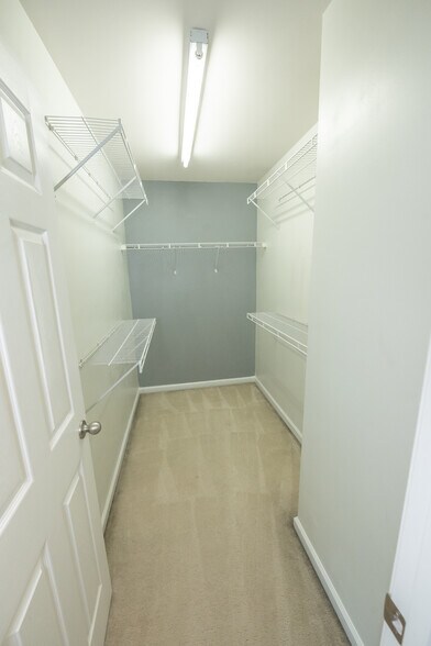 Building Photo - Room in Townhome on Duvalla Ave