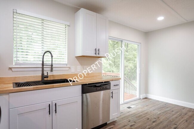 Building Photo - 7736 Holiday Hills Cir