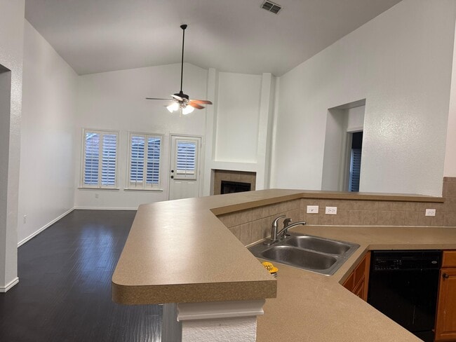 Building Photo - 1940 Cliffrose Dr