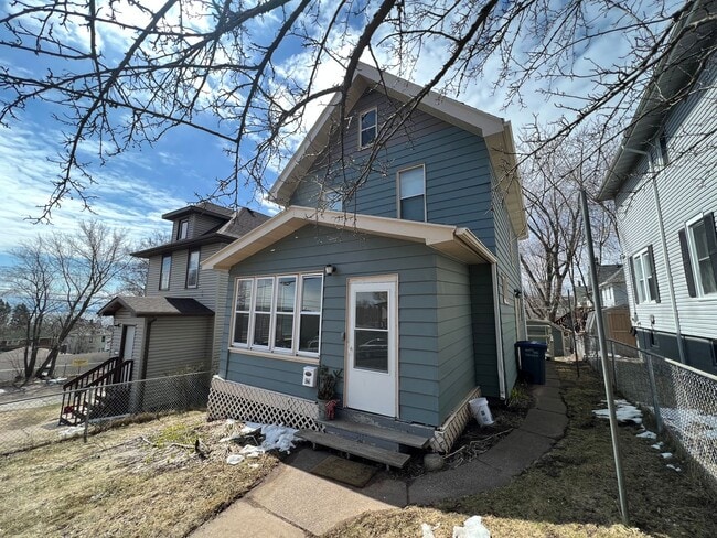 Building Photo - AVAILABLE JUNE - 3 Bed, 1 Bath Home close to Chester Park