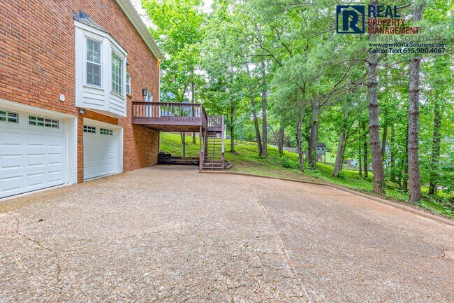 Building Photo - Beautiful Brentwood 3 BD home with attache...