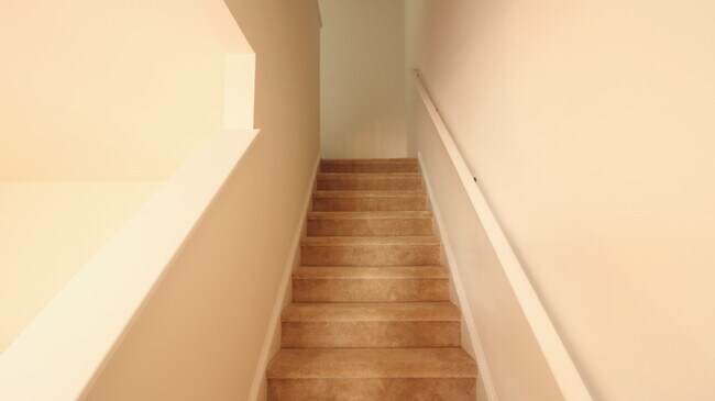 Building Photo - Beautiful and Bright 3 bedroom 2.5 bath Townhouse in Brightleaf with a Garage!!